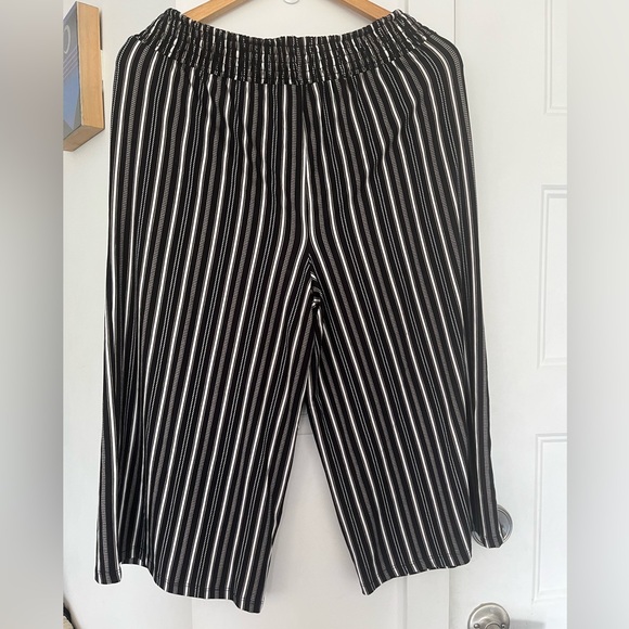 🌺 5/$30 🌺 Navy and white striped culottes - Picture 1 of 5